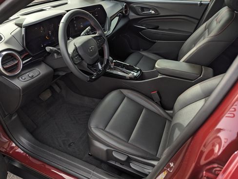 Used 2025 Chevrolet Trax RS image 9