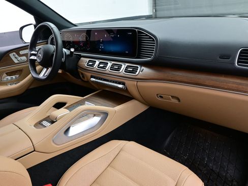 Used 2025 Mercedes-Benz GLS 450 4MATIC image 15