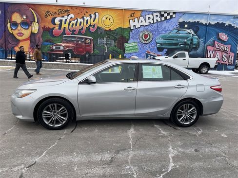 Used 2015 Toyota Camry SE image 2
