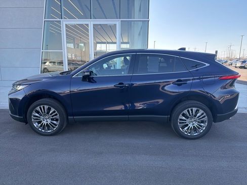 Used 2024 Toyota Venza Limited image 3