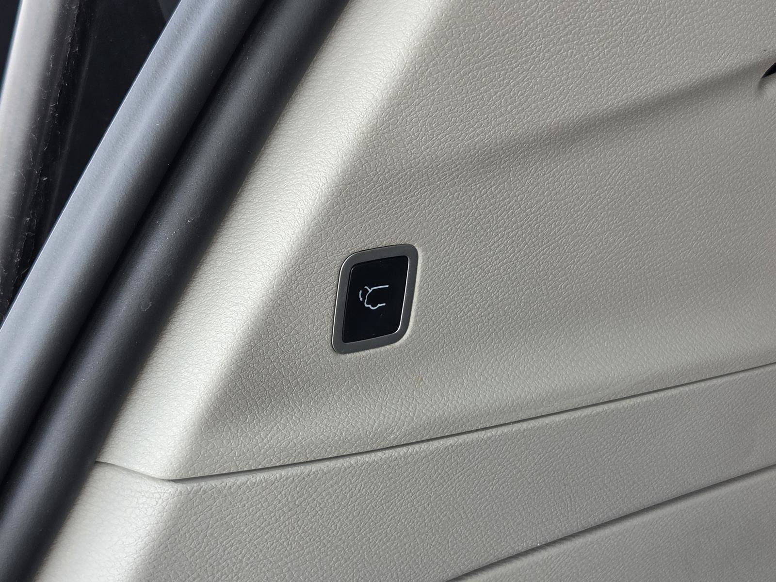 Used 2023 Chrysler Pacifica Touring-L FWD image 10