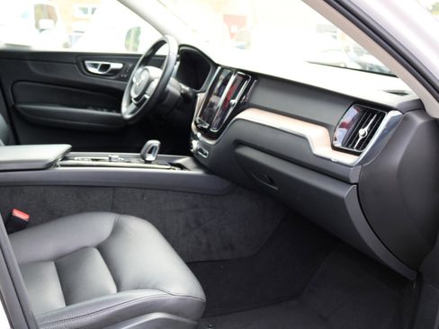 Used 2022 Volvo XC60 B5 Momentum AWD/4WD image 27