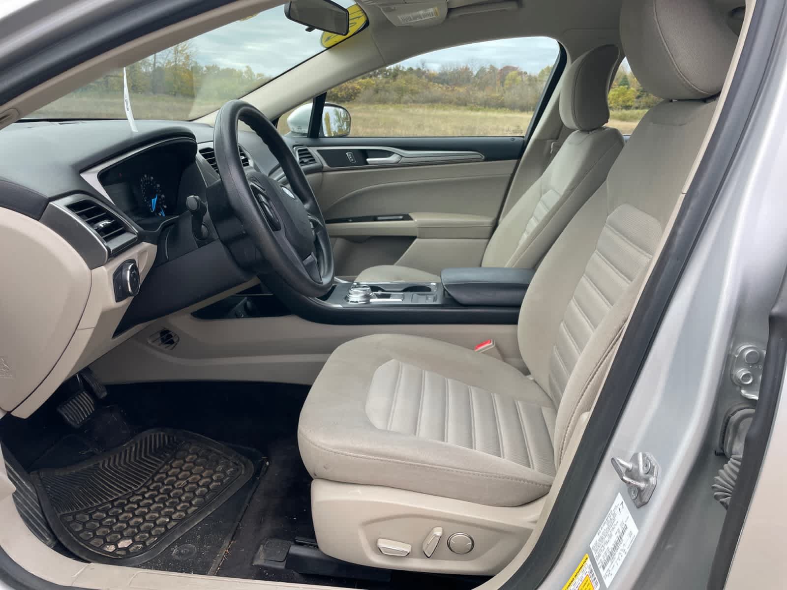 Used 2017 Ford Fusion SE FWD image 9