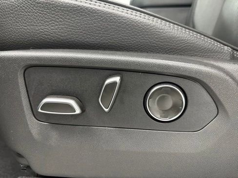 Used 2025 GMC Yukon XL Denali AWD/4WD image 11