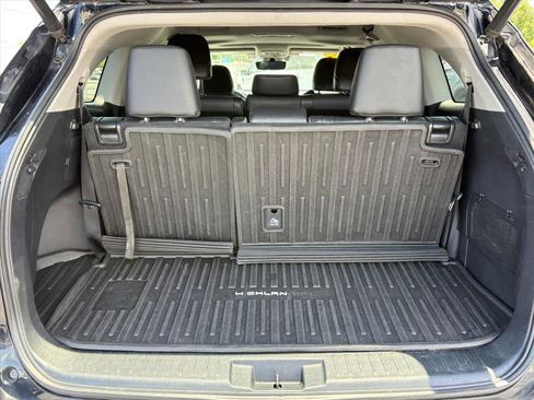 Used 2020 Toyota Highlander XLE AWD/4WD image 29