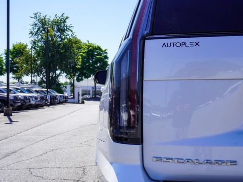 Used 2025 Cadillac Escalade Sport w/ Touring Package AWD/4WD image 38