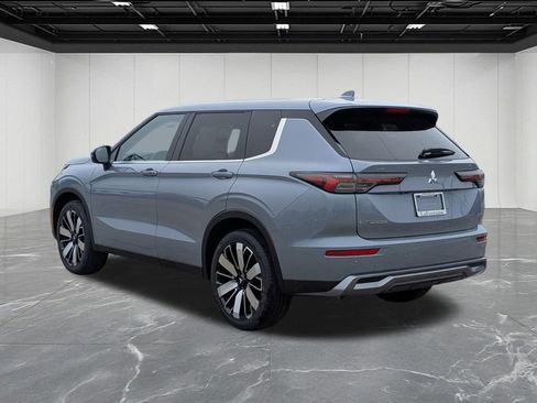 New 2026 Mitsubishi Outlander SE image 3