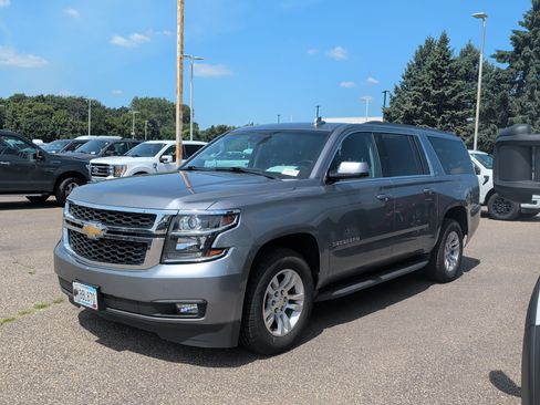 Used 2019 Chevrolet Suburban LT AWD/4WD image 4
