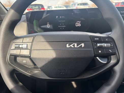 Used 2025 Kia K4 LXS image 27
