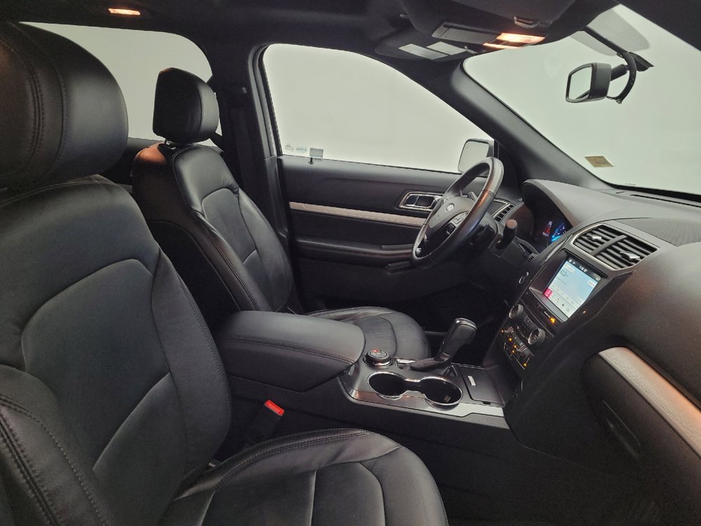 Used 2017 Ford Explorer XLT w/ Equipment Group 202A AWD/4WD image 21