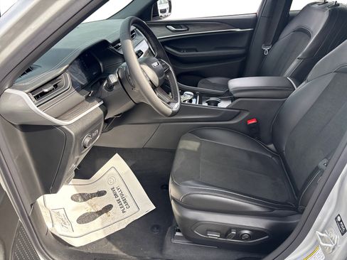 New 2026 Jeep Grand Cherokee Altitude image 9