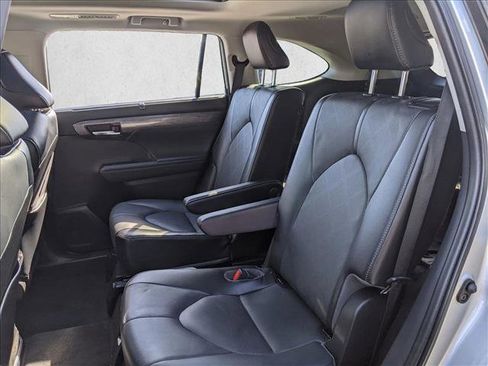 Used 2022 Toyota Highlander Platinum image 19