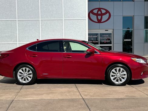 Used 2013 Lexus ES 300h w/ Luxury Pkg image 3