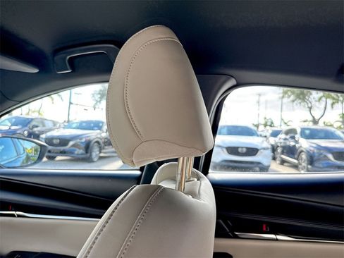 Used 2019 MAZDA MAZDA3 Hatchback w/ Preferred Package image 17