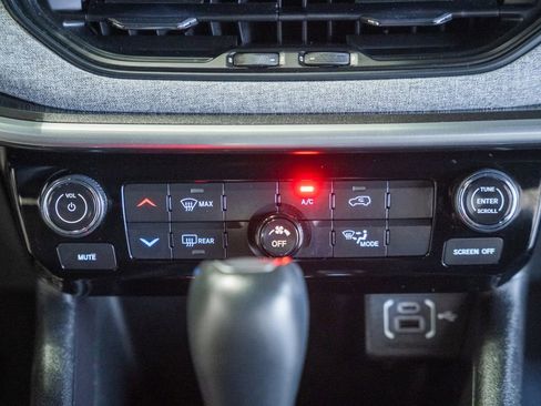 Used 2023 Jeep Compass Latitude image 29