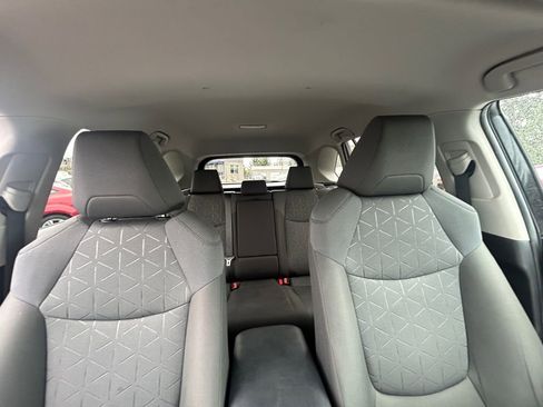Used 2022 Toyota RAV4 XLE AWD/4WD image 28
