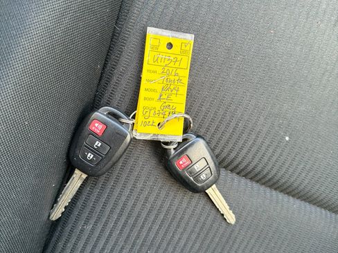 Used 2016 Toyota RAV4 LE image 28