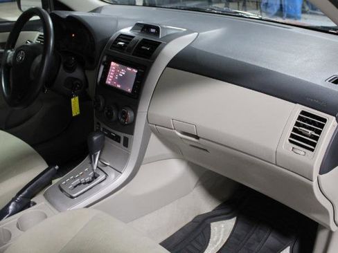 Used 2013 Toyota Corolla LE image 28