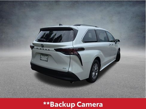 Used 2025 Toyota Sienna XLE w/ XLE Plus Package AWD/4WD image 4