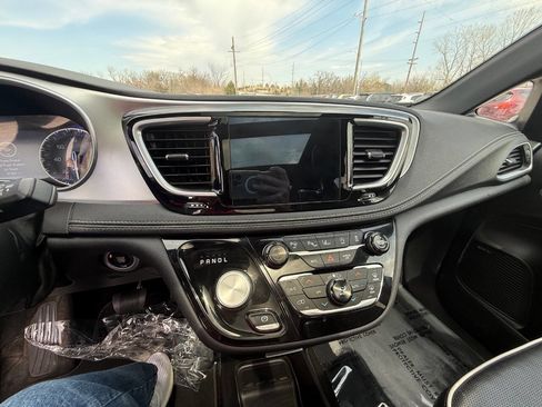 Used 2018 Chrysler Pacifica Limited w/ Advanced Safetytec Group FWD image 22