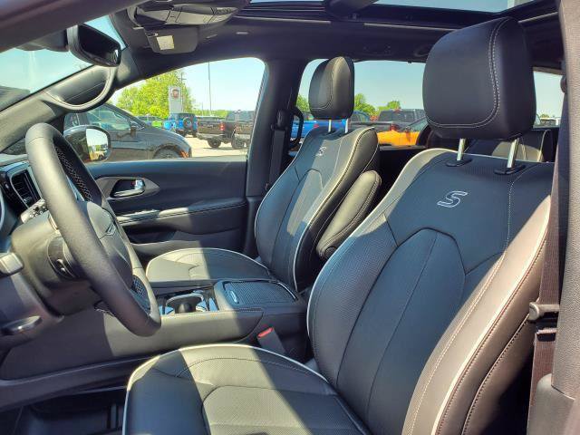 New 2027 Chrysler Pacifica Limited FWD image 5