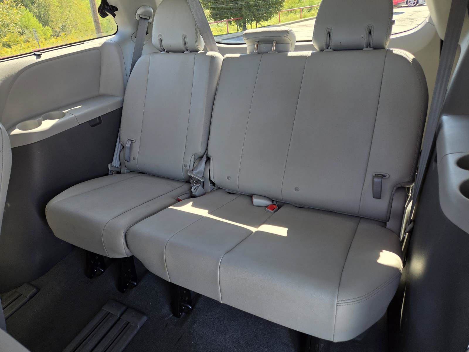 Used 2020 Toyota Sienna XLE FWD image 32