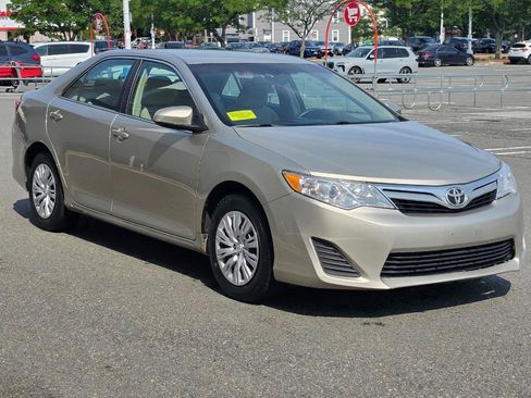 Used 2014 Toyota Camry LE FWD image 3