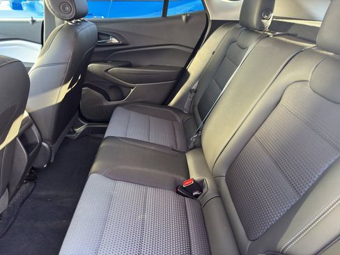 Used 2025 Chevrolet Trax LT w/ Sunroof Package image 16