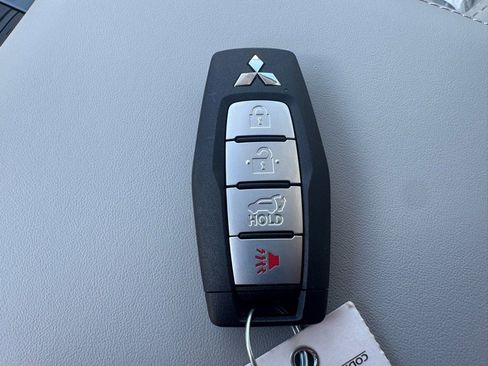 Used 2025 Mitsubishi Outlander AWD image 39