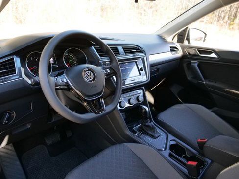 Used 2020 Volkswagen Tiguan S image 2