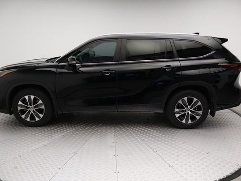 Used 2024 Toyota Highlander XLE FWD image 12