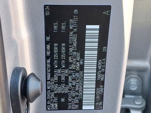 Certified 2024 Toyota Highlander XLE image 28