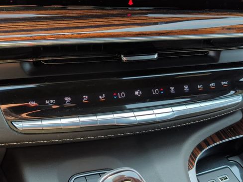 Used 2023 Cadillac Escalade Premium Luxury AWD/4WD image 23