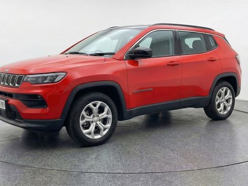 Used 2025 Jeep Compass Latitude image 3