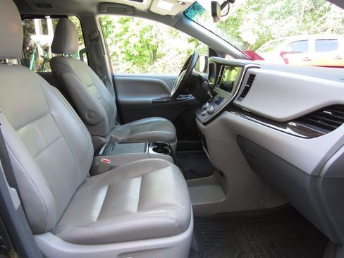 Used 2015 Toyota Sienna XLE Premium FWD image 19