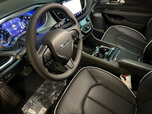 New 2026 Chrysler Pacifica Limited w/ S Appearance Package image 9