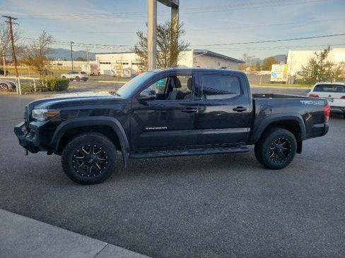 Used 2017 Toyota Tacoma TRD Off-Road w/ Tow Package (A/T) image 3