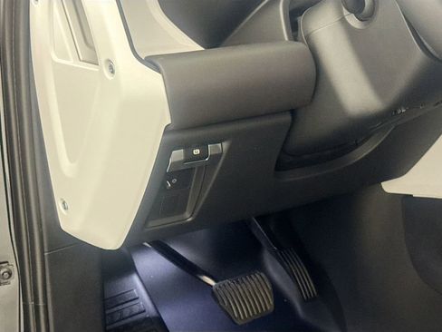 New 2026 Land Rover Defender 110 X-Dynamic SE image 10