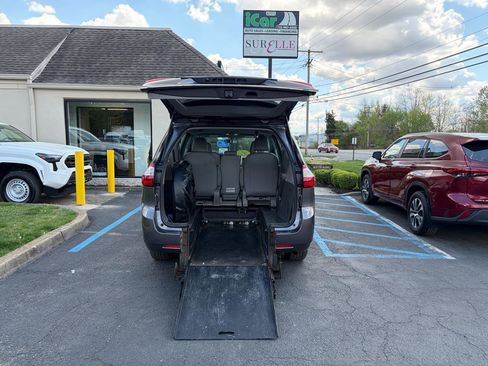 Used 2017 Toyota Sienna L image 2
