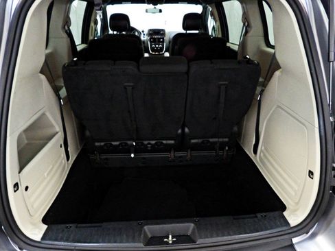 Used 2016 Dodge Grand Caravan SE FWD image 12