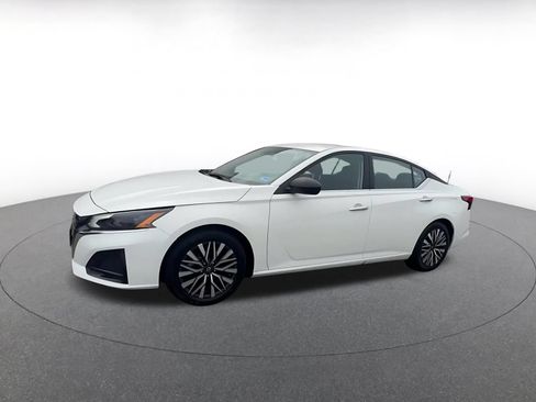 Used 2025 Nissan Altima 2.5 SV FWD image 8