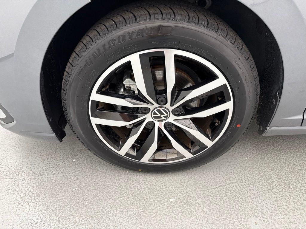 Used 2025 Volkswagen Jetta SE FWD image 4