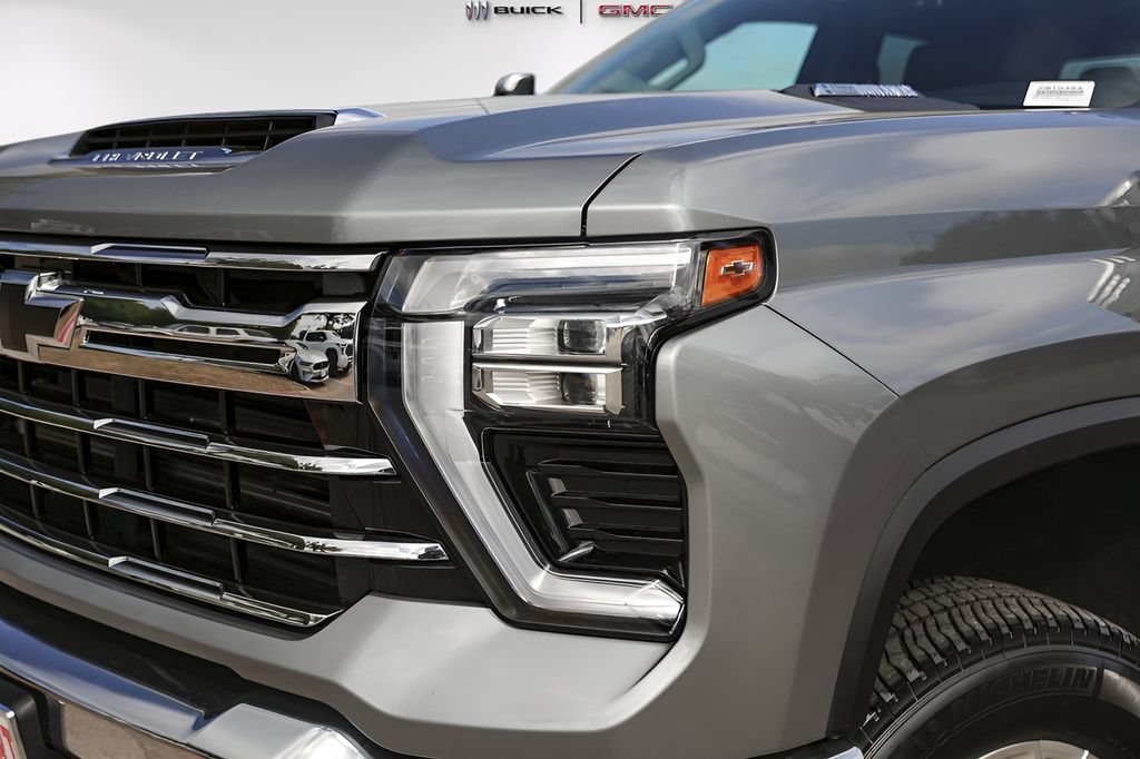 Used 2025 Chevrolet Silverado 2500 LTZ AWD/4WD image 3