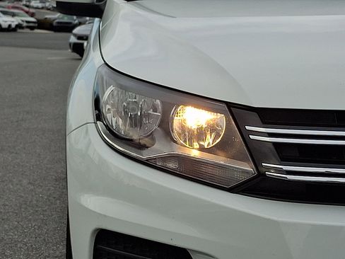 Used 2016 Volkswagen Tiguan S image 9