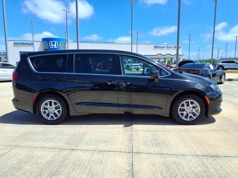 Used 2023 Chrysler Voyager LX FWD image 8