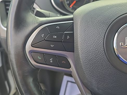 Used 2019 Jeep Cherokee Latitude w/ Cold Weather Group image 17