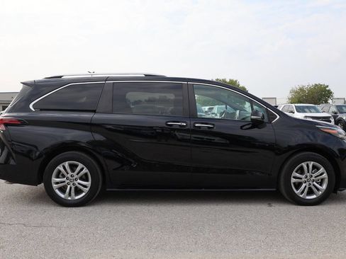 Used 2021 Toyota Sienna Platinum image 7