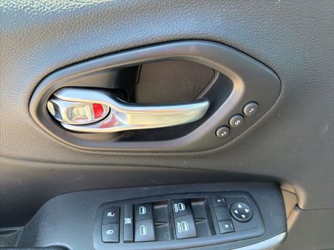Used 2019 Jeep Cherokee Limited AWD/4WD image 12