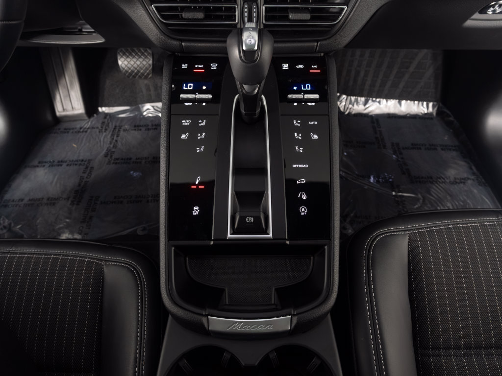 Certified 2026 Porsche Macan Turbo AWD/4WD image 30
