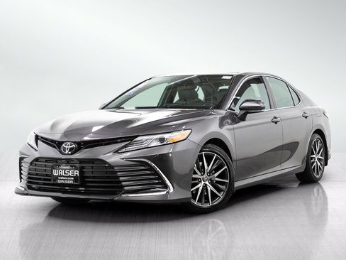 Used 2022 Toyota Camry XLE FWD image 1